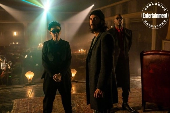 "The Matrix: Resurrections" exposes new stills, Neo&Morpheus fights!