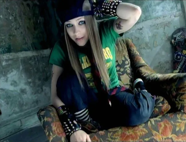 Avril's 2002's The Golden Melody "Sk8er Boi" will be made into a movie | FMV6